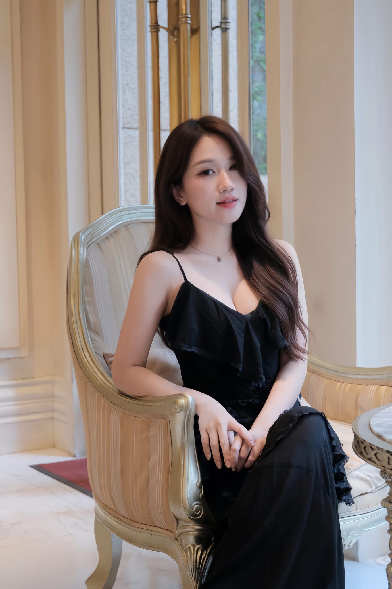 Linh Nắng’s Stunning Apology Wins Hearts Online 2 Linh Nắng posing confidently