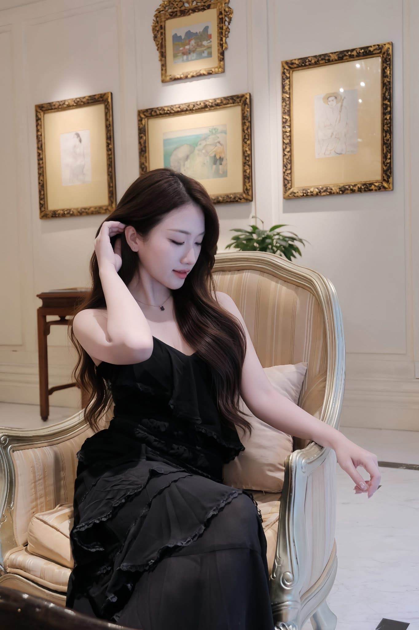 Linh Nắng’s Stunning Apology Wins Hearts Online 6 Linh Nắng stylish and confident