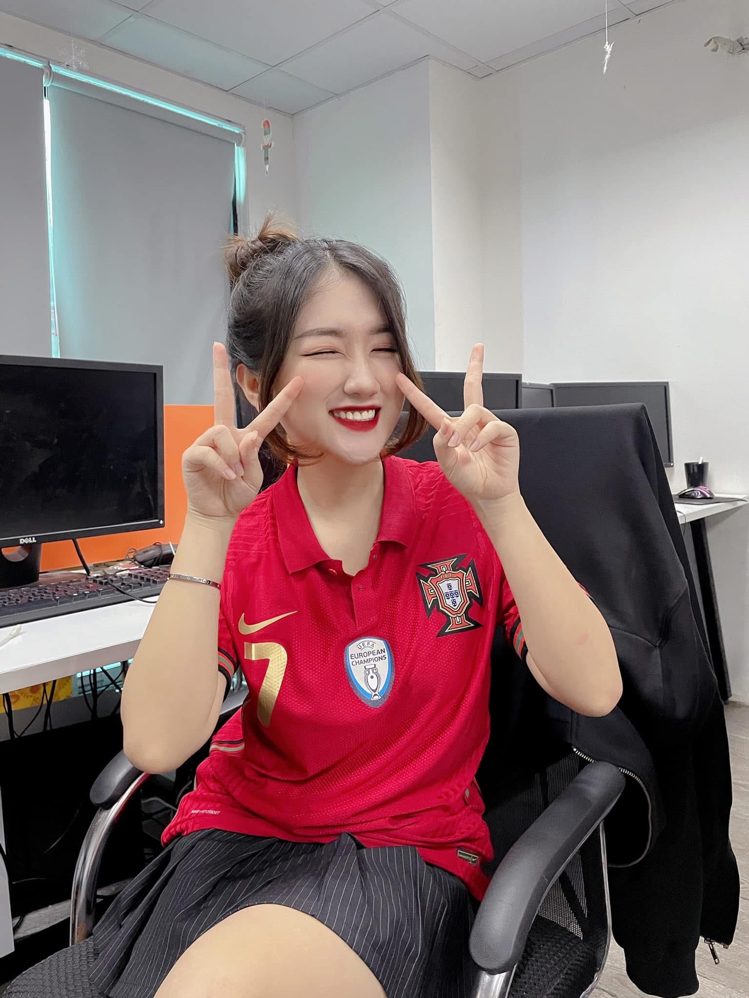 Linh Nắng’s Stunning Apology Wins Hearts Online 8 Linh Nắng cheering for football