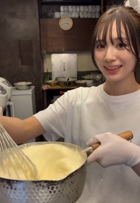 Ex-Nurse Turns Udon Chef and Becomes Viral Sensation 2 Ayane Takeuchi preparing udon noodles