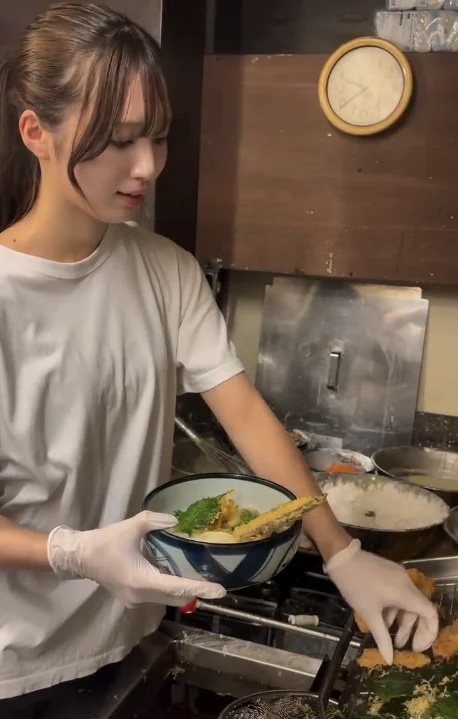 Ex-Nurse Turns Udon Chef and Becomes Viral Sensation 5 Niku Udon with special beef and fried mochi