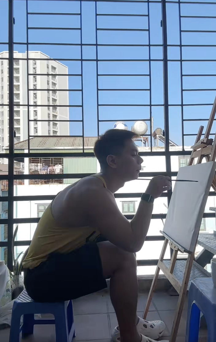 Netizens turn Lê Bống's painting pose into a social media trend (Source: @hong.li.v.tranh)