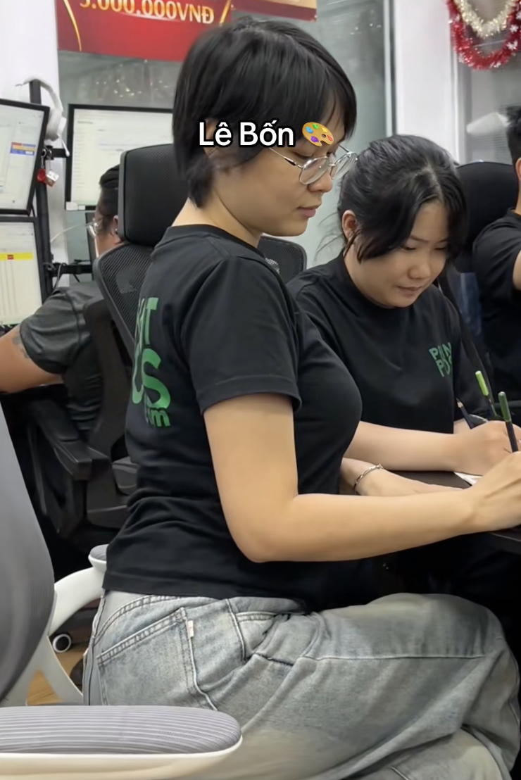 Many cosplay Lê Bống's painting pose (Source: @nhatkylamthuepp)