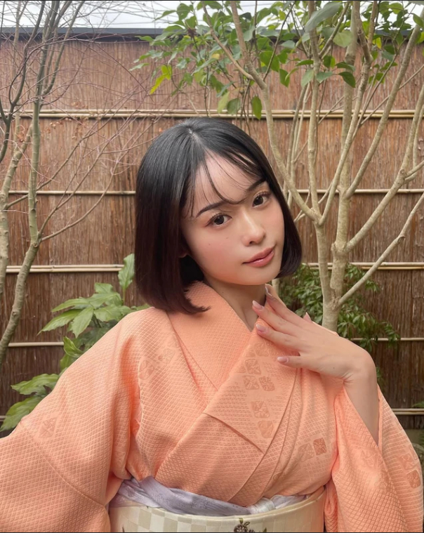 MINAMO posing elegantly