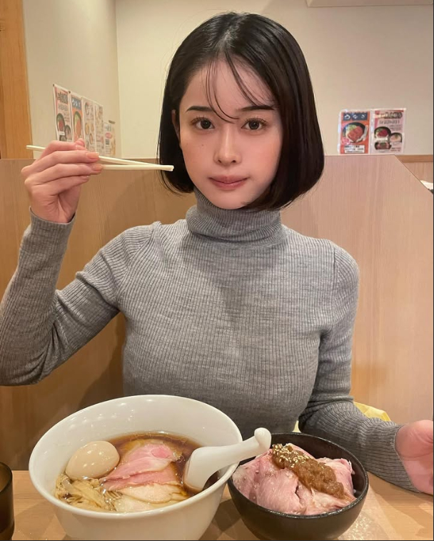 MINAMO holding her novel