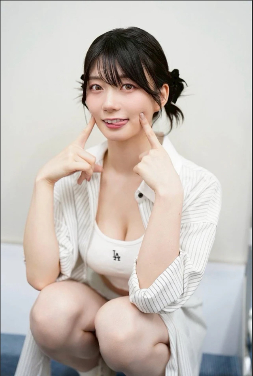 Seto Kanna’s Fans Light Up Shibuya for Her 22nd Birthday 1 Seto Kanna posing