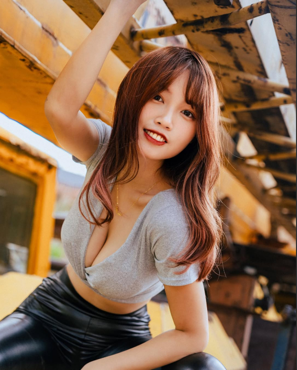 Hot Girl Sparks Debate with Sexy Farming Photoshoot 4 screenshot68 123554 1780994913045 17809949132881361774418