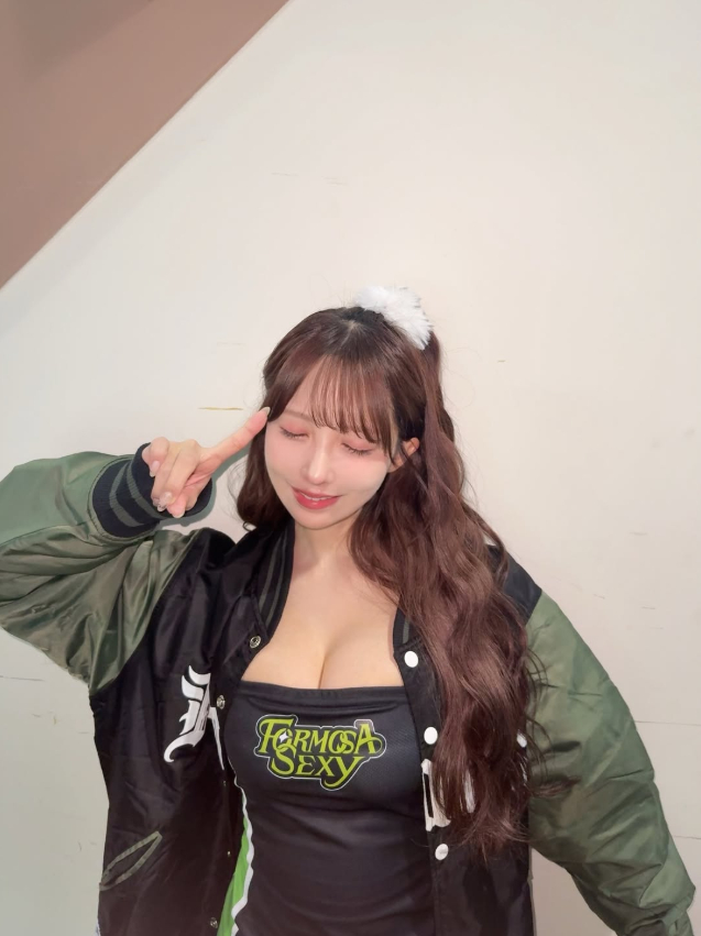 Yua Mikami dribbling basketball on court