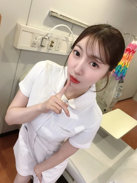 Hot Girl Akane Rei Announces Retirement After Just Two Years 3 Akane Rei in casual outfit