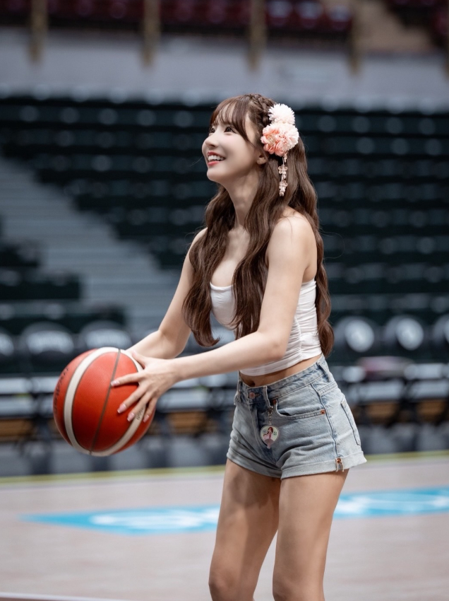 Yua Mikami shooting basketball
