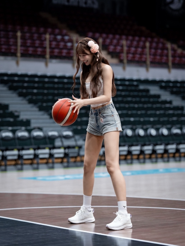 Yua Mikami dribbling basketball