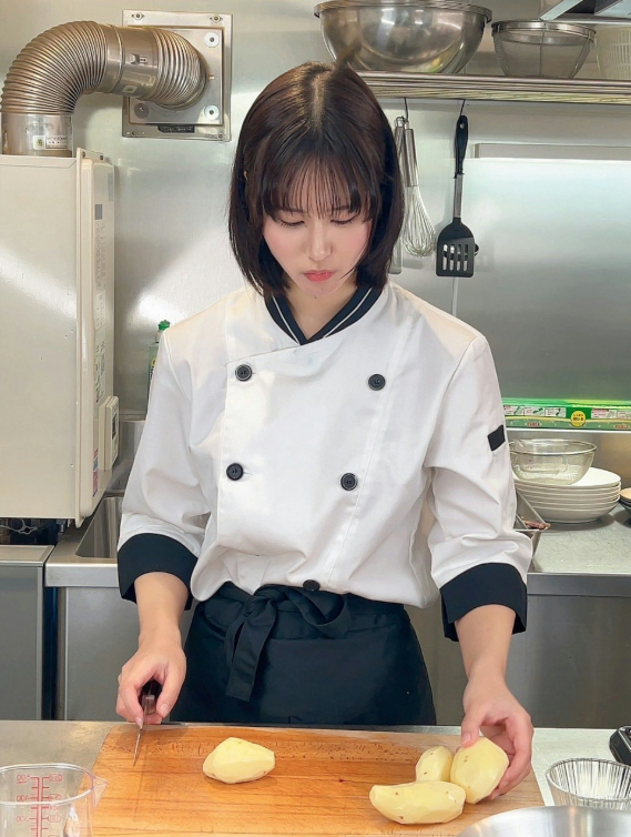 From Michelin Chef to Sensual Hot Girl: Yuki Nozomi’s Stunning Career Shift 2 Yuki Nozomi posing stylishly