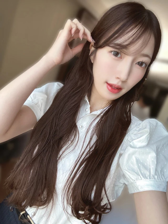 Hot Girl Akane Rei Announces Retirement After Just Two Years 5 Akane Rei posing with fans