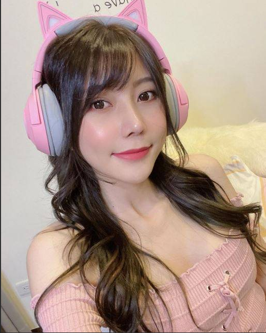 Streamer Nie Xiaoqian holding magnolia flowers