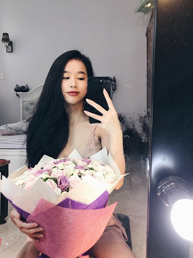 Thư Đan Nguyễn had a round face and a sleek figure
