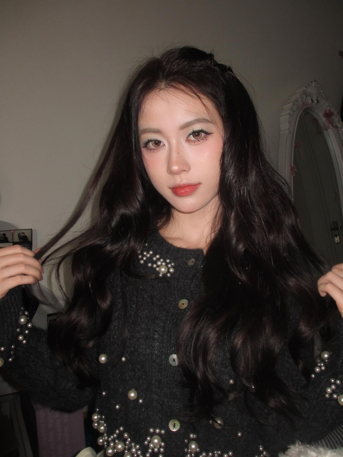 Tô Đát Kỷ showing off her fit figure