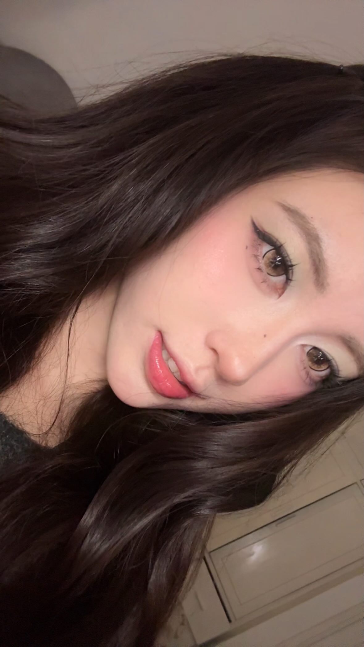 Tô Đát Kỷ in stylish outfit