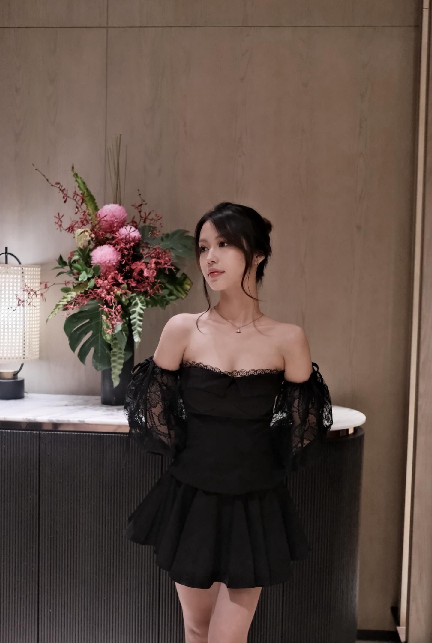 Tô Đát Kỷ posing confidently
