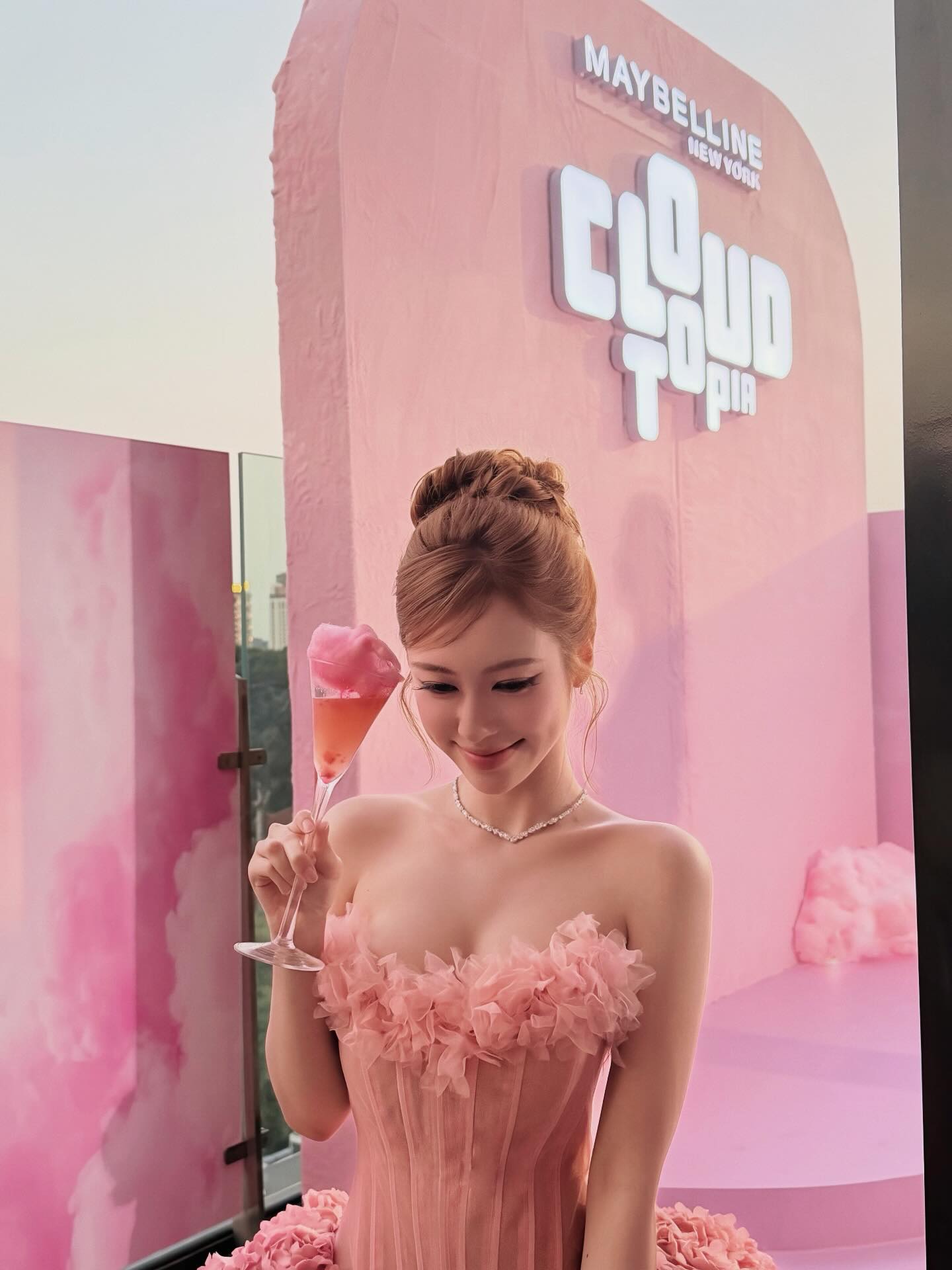 Tô Đát Kỷ posing elegantly