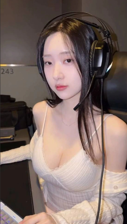 Shin Jae-eun gaming casually at home