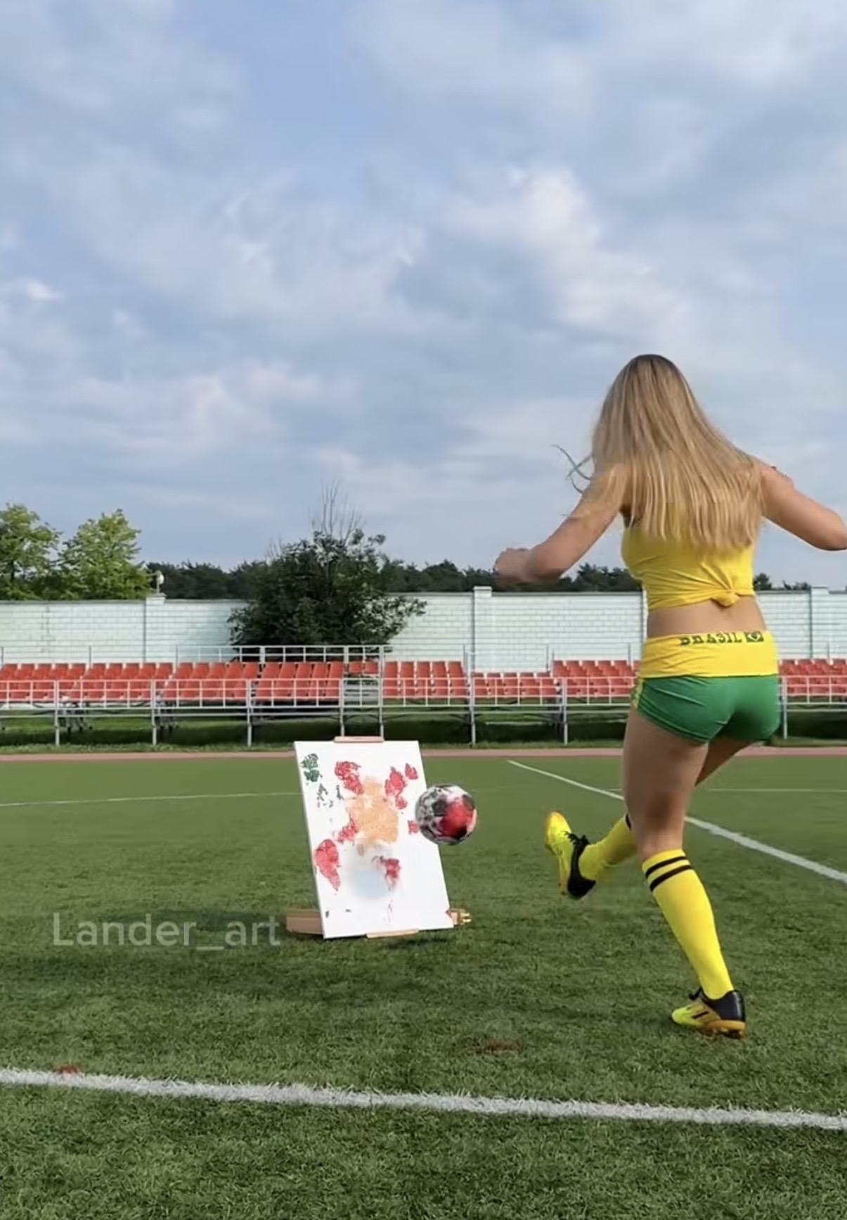Artist Lander_art Paints Ronaldo Portrait Using a Soccer Ball 2 Lander_art preparing to paint with a soccer ball