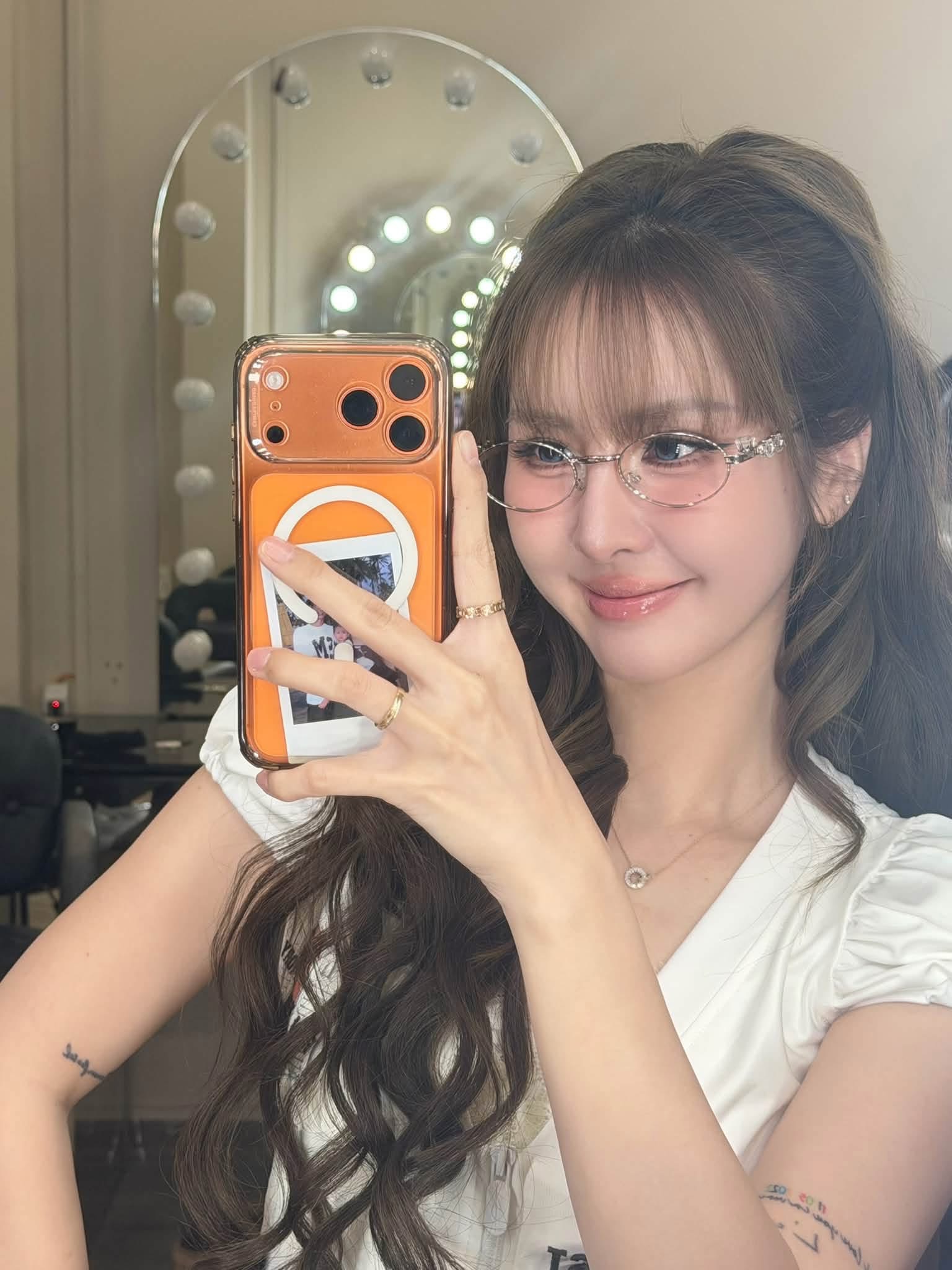 Ngân Sát Thủ’s Stunning Youthful Glow Shocks Fans 2 Ngân Sát Thủ with soft wavy hair and metal frame glasses