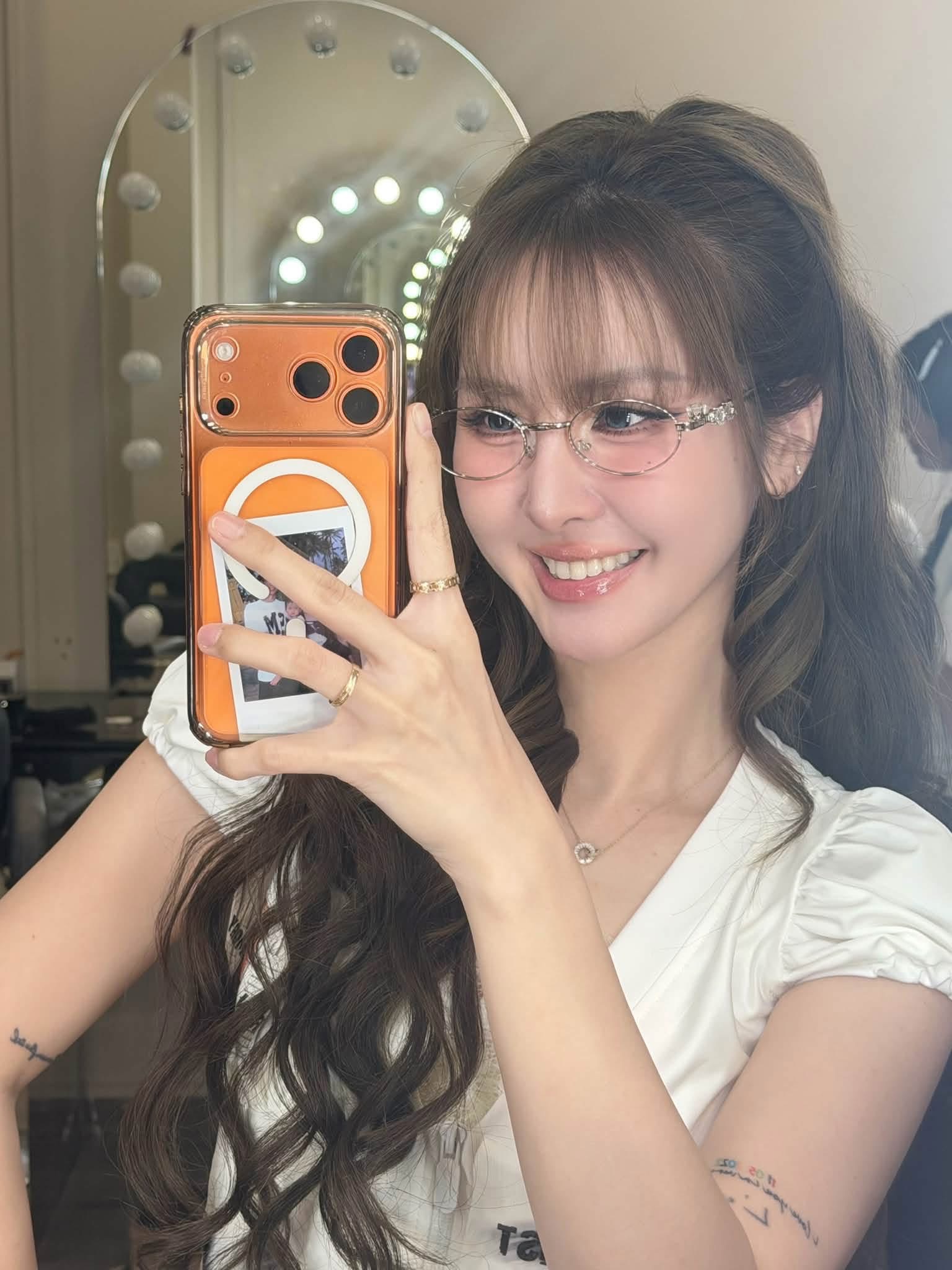 Ngân Sát Thủ’s Stunning Youthful Glow Shocks Fans 3 Ngân Sát Thủ playful ponytail with glasses