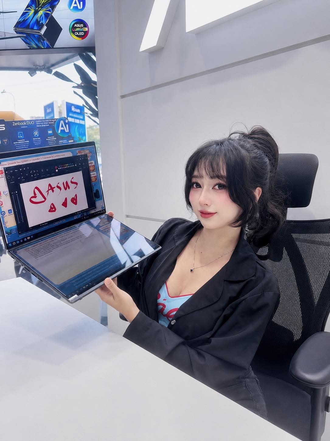 Mercury Nguyễn wearing corset and gaming gear