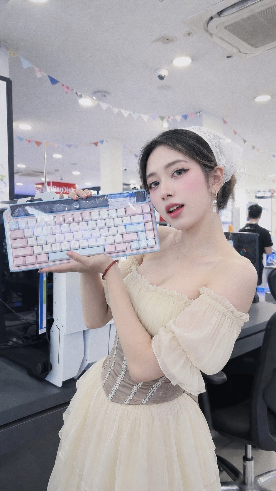Mercury Nguyễn stylish gamer look