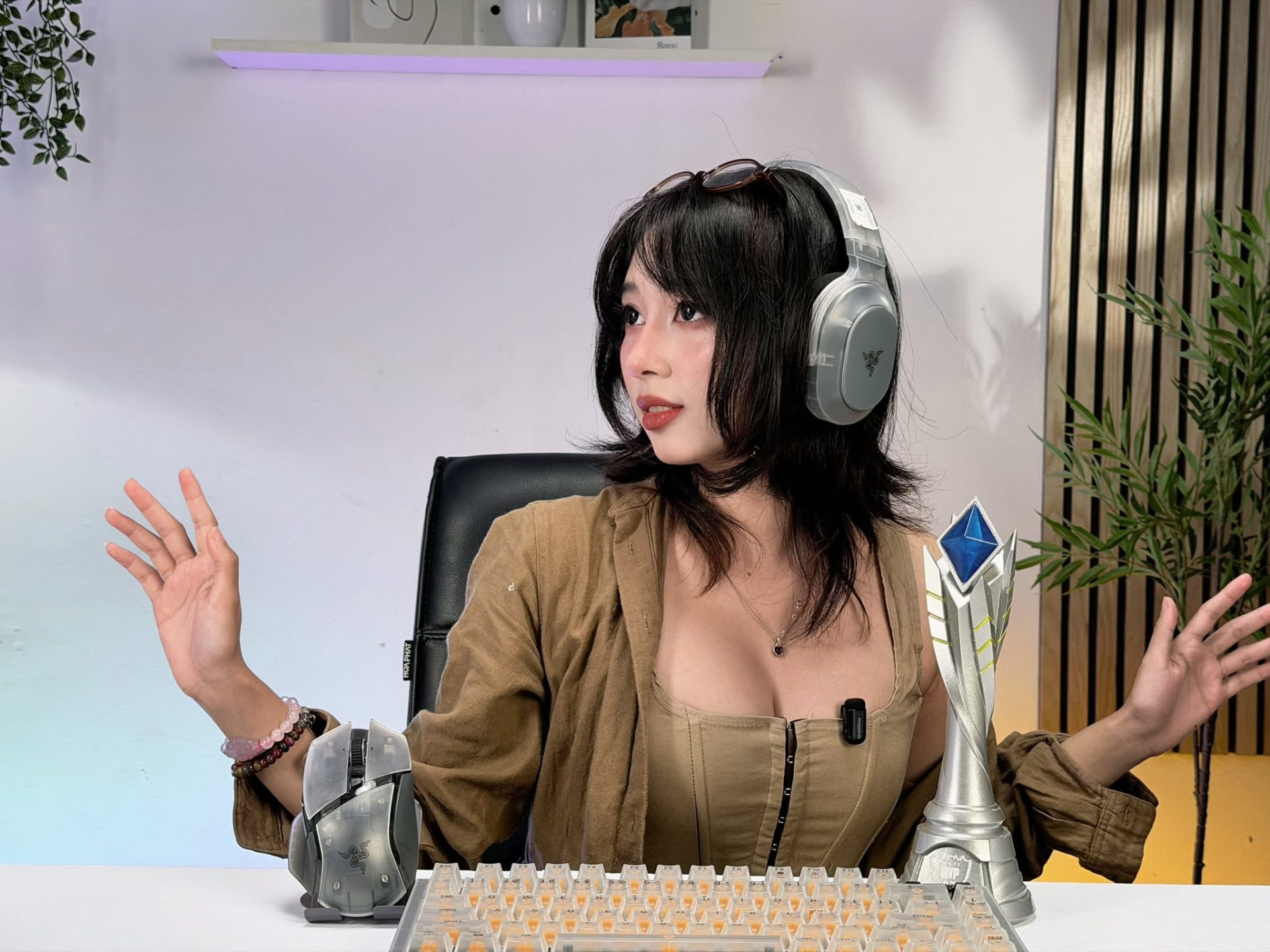 Mercury Nguyễn explaining gaming gear features