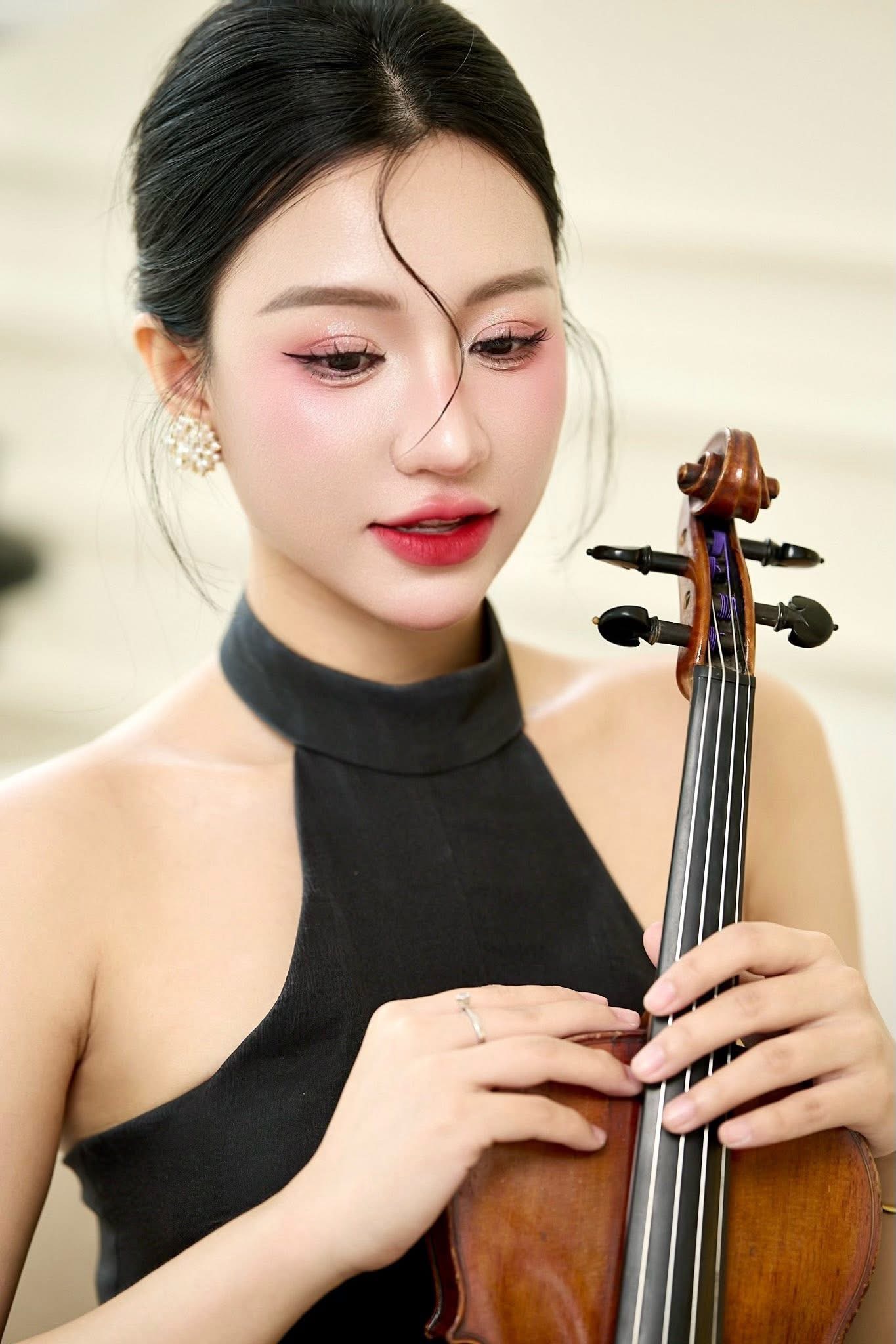 Her intense focus and flow with each note create the aura of a graceful, elegant lady.