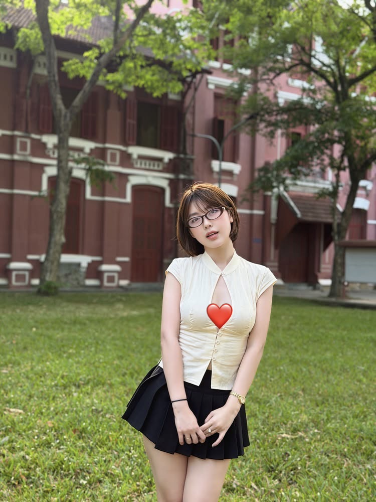 Fresh Japanese Idol Vibes Spark Buzz in Hue 2 Stylish outfit at Hue landmark