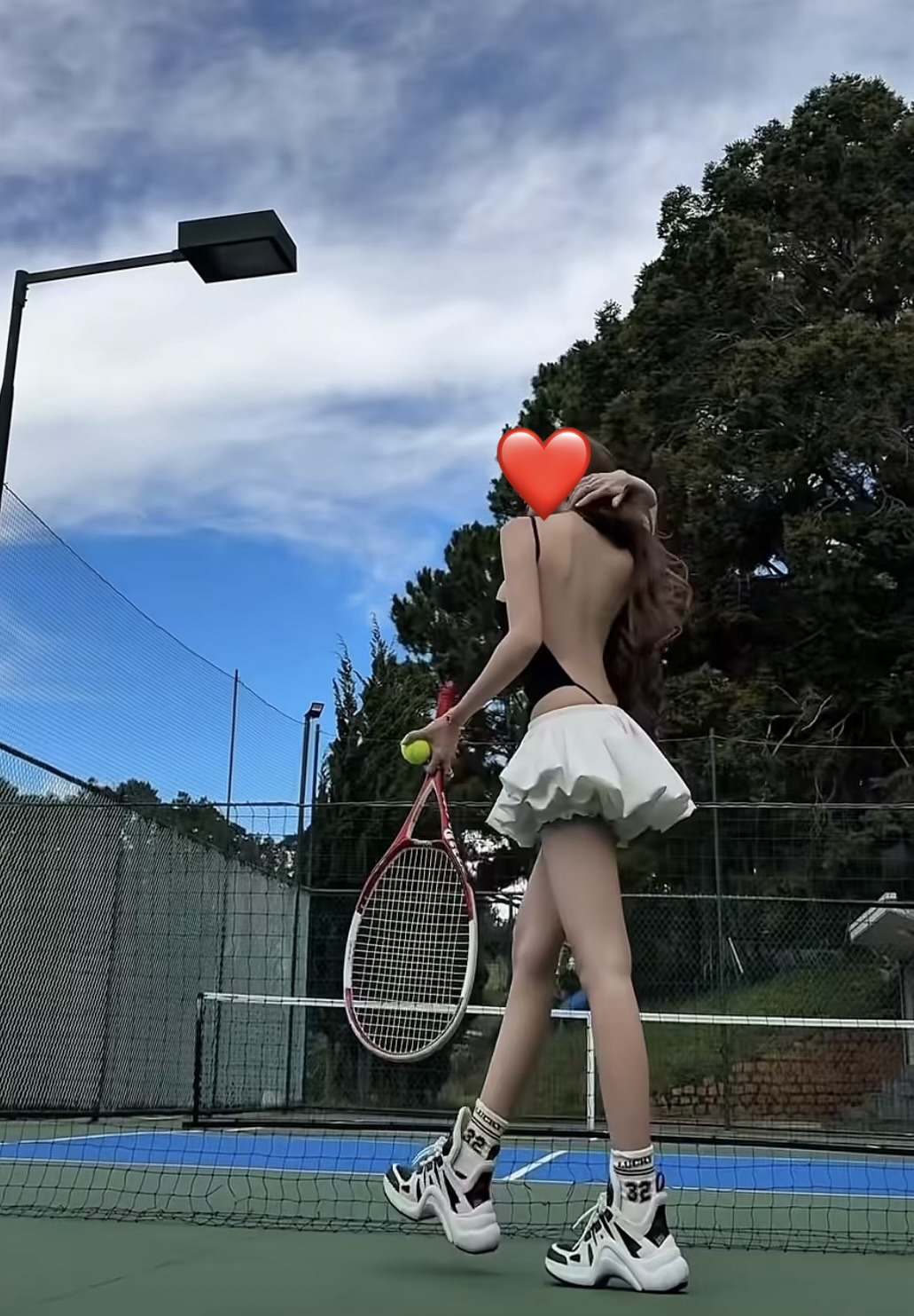 Tennis Court Turns Into Runway for Bold Outfit and Drama 2 img9564 060728 1782802050442 1782802050791495003197