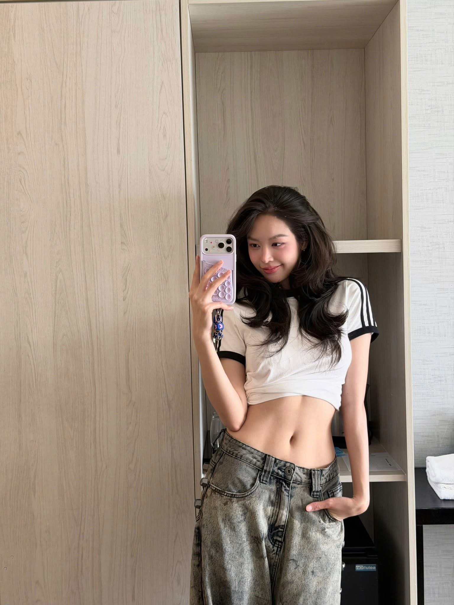 Miss Thanh Thủy Shows Off Tiny Waist, Inspires Fitness Vibes 1 Miss Thanh Thủy showing off her slim waist in casual outfit