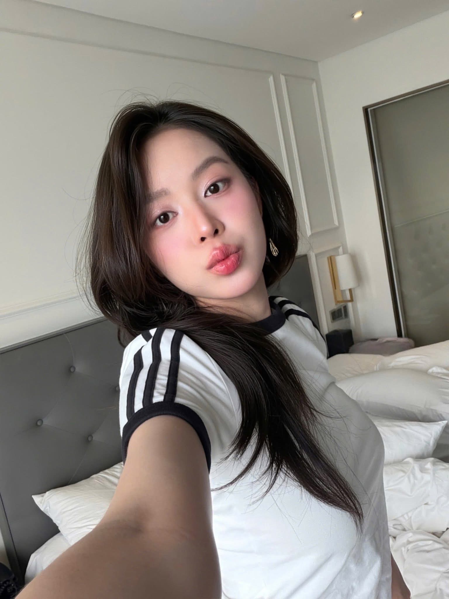 Miss Thanh Thủy Shows Off Tiny Waist, Inspires Fitness Vibes 4 Miss Thanh Thuy in casual outfit showing healthy lifestyle