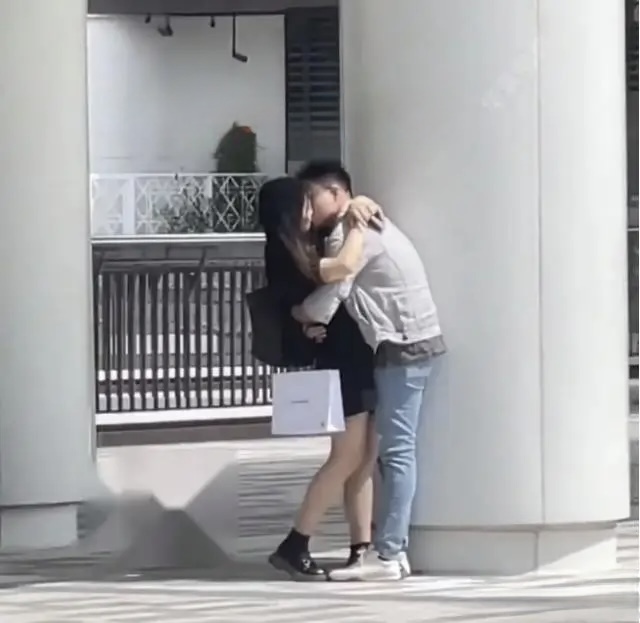 Couple’s Long Kiss Sparks Debate in Busy Shanghai Street 3 Couple embracing on busy street with onlookers