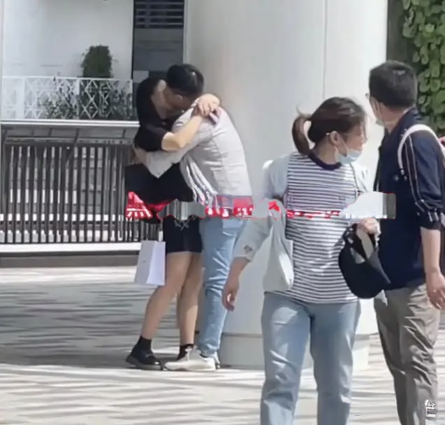Couple’s Long Kiss Sparks Debate in Busy Shanghai Street 1 Young couple kissing passionately on a busy Shanghai street
