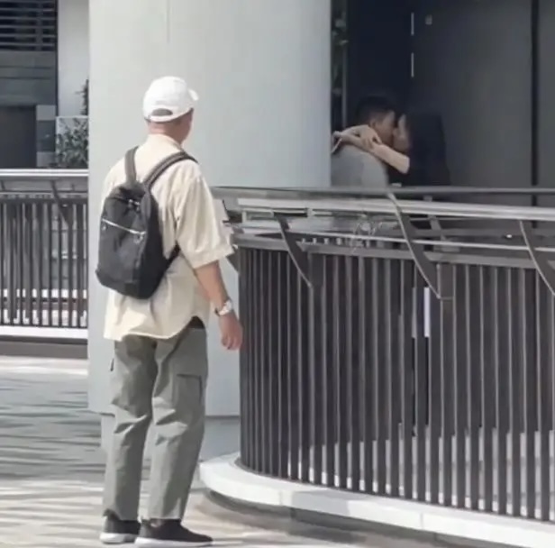 Couple’s Long Kiss Sparks Debate in Busy Shanghai Street 2 Elderly man watching couple kiss with thoughtful expression