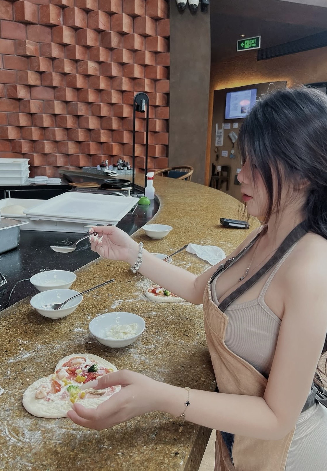 Hot Girl Wows Fans Making Heart-Shaped Pizza 2 img9751 142814 1783426377406 1783426377547696812708