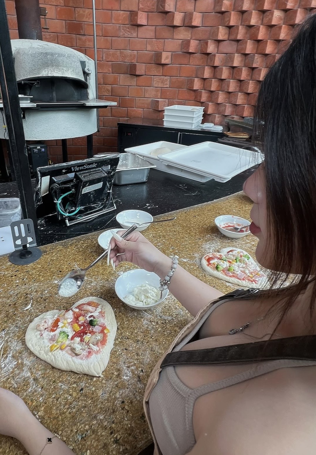 Hot Girl Wows Fans Making Heart-Shaped Pizza 4 img9752 142811 1783426379061 17834263793501677411228
