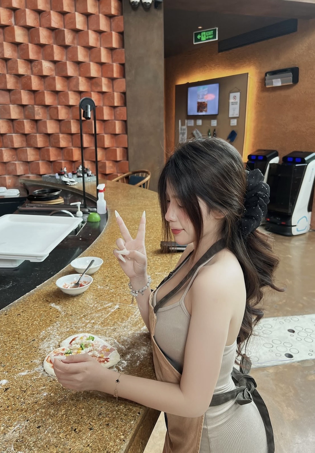Hot Girl Wows Fans Making Heart-Shaped Pizza 3 img9753 142811 1783426378255 1783426378420173271775