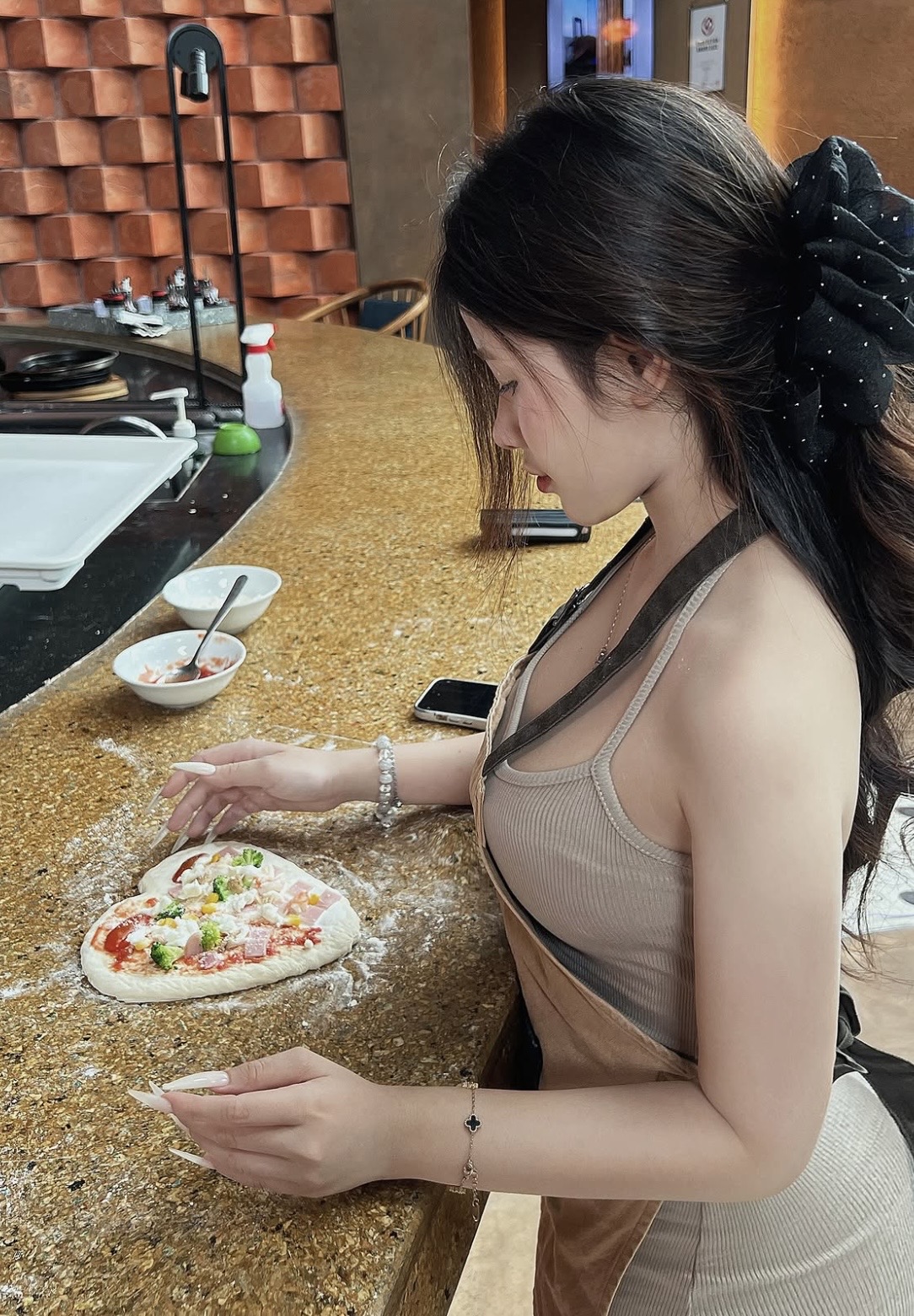 Hot Girl Wows Fans Making Heart-Shaped Pizza 1 img9754 142808 1783426375941 1783426376617550327839