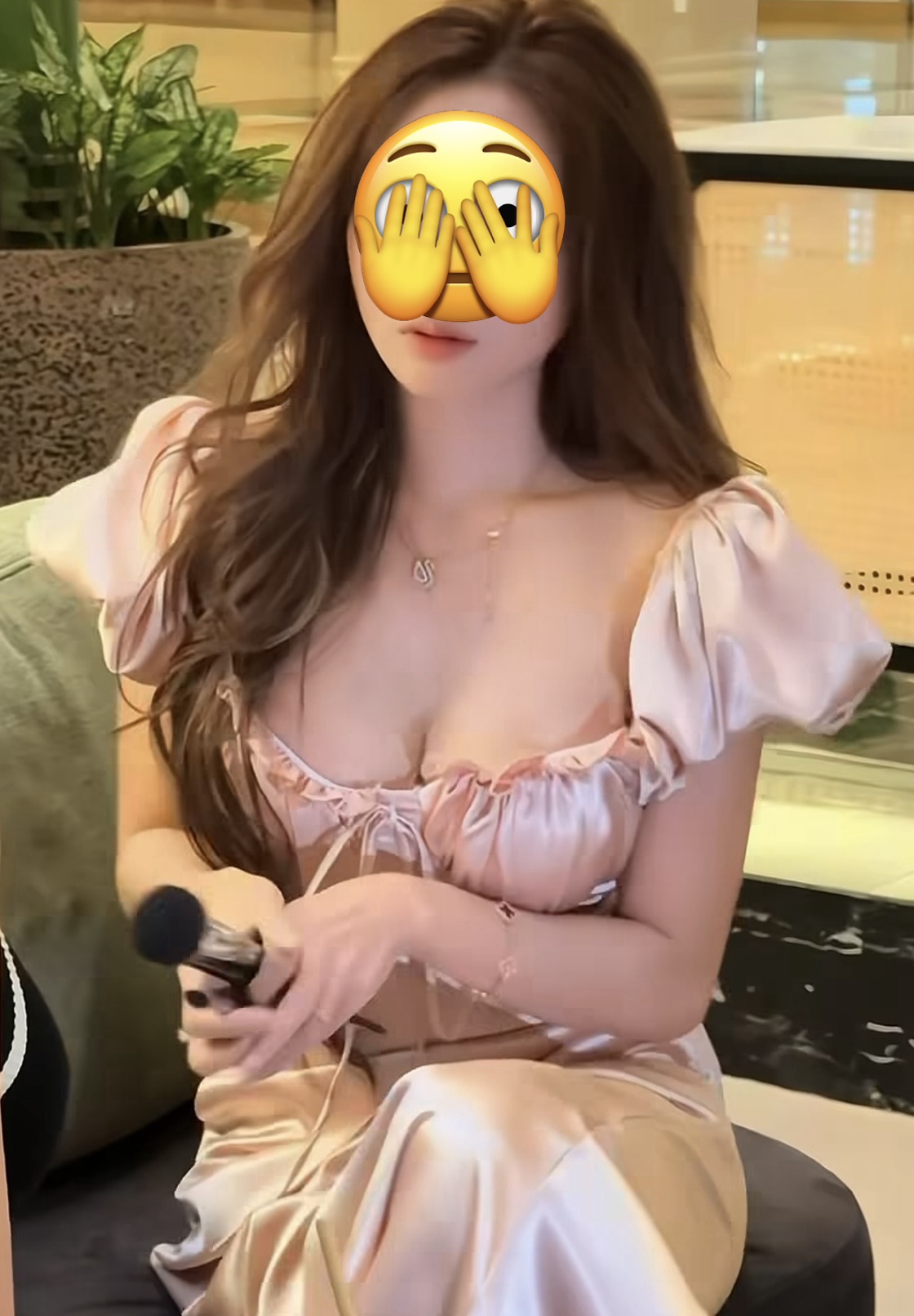 Hot Girl’s Wardrobe Malfunction Sparks Online Drama 5 The cycle of internet fame