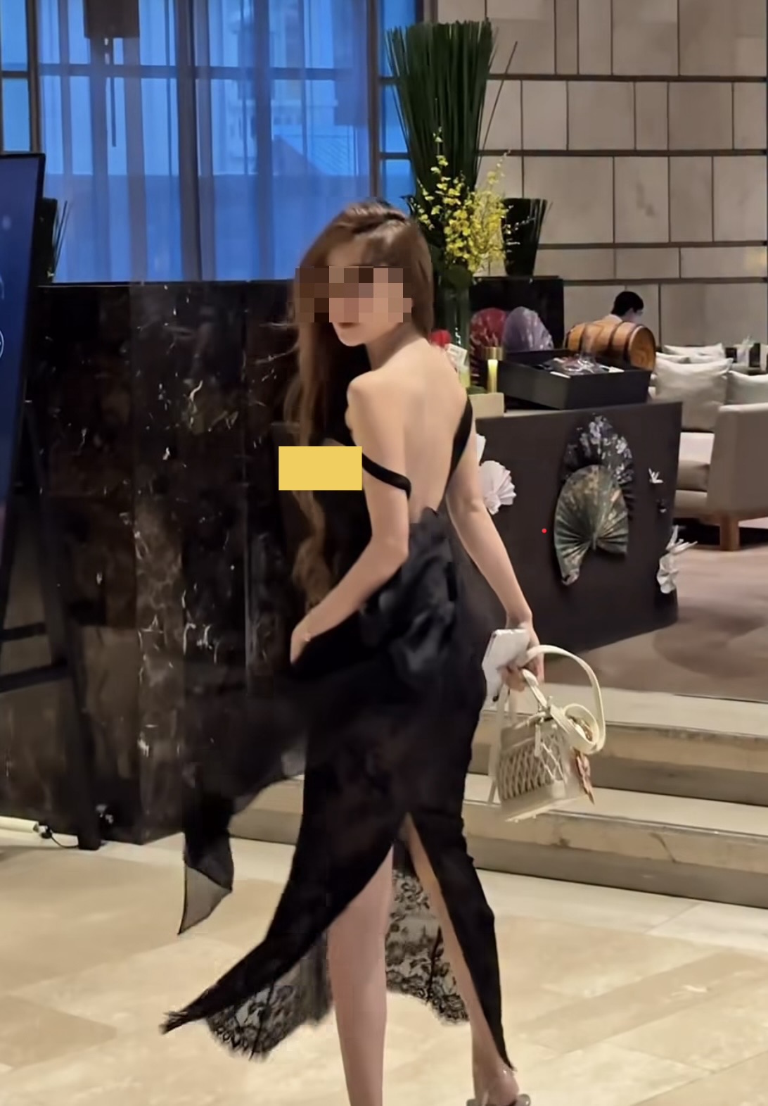 Hot Girl’s Wardrobe Malfunction Sparks Online Drama 2 Wardrobe malfunction moment
