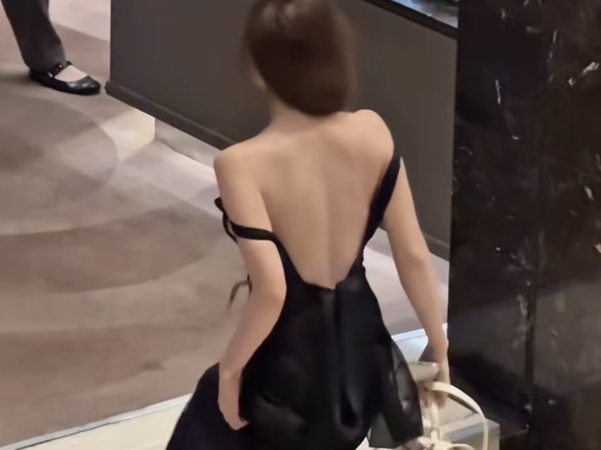 Hot Girl’s Wardrobe Malfunction Sparks Online Drama 1 Hot girl in black evening gown