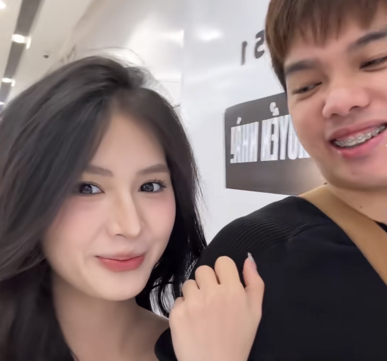 Quỳnh Alee’s Hilarious Bikini Shopping with Her Boyfriend 4 Couple laughing together