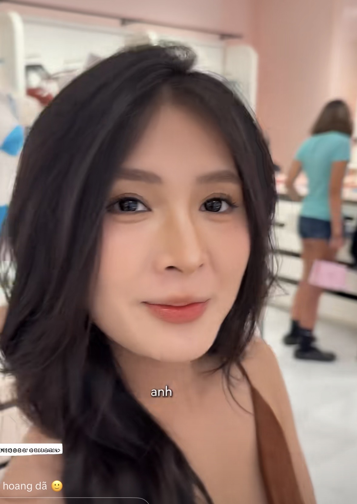 Quỳnh Alee’s Hilarious Bikini Shopping with Her Boyfriend 3 Boyfriend looking confused