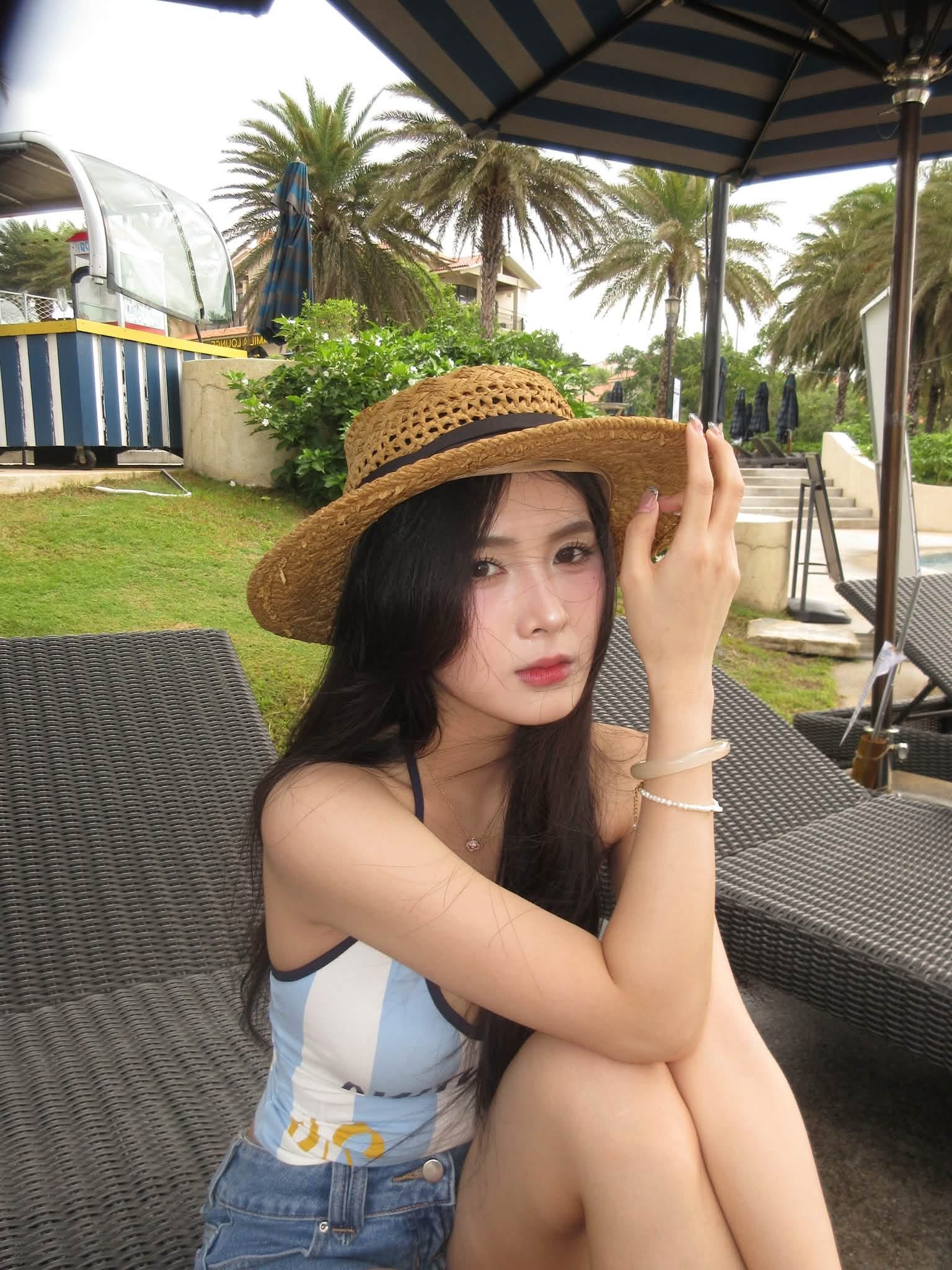 Quỳnh Alee showing off sporty chic style