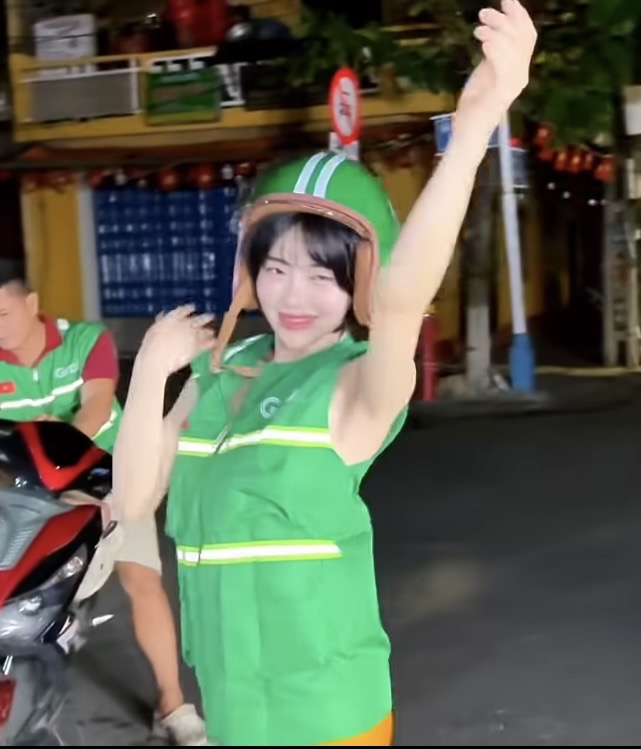 DJ Soda Rocks Hoi An in Grab Driver Outfit 1 DJ Soda dressed as a Grab driver in Hoi An