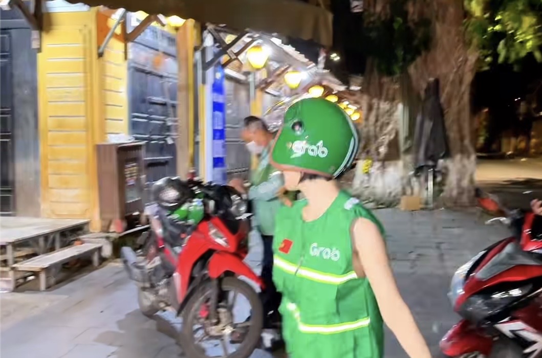 DJ Soda Rocks Hoi An in Grab Driver Outfit 6 DJ Soda wearing local-style clothes